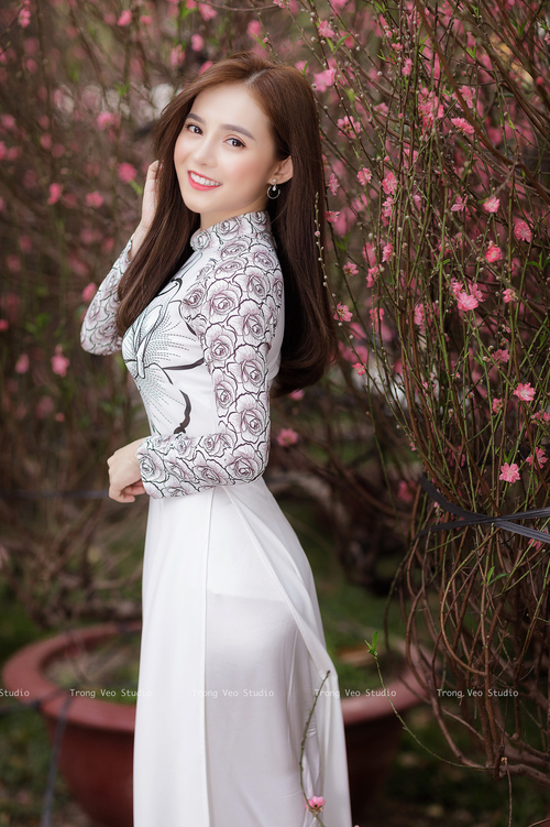 格林伍德的冷静应对与出色的球场位置感，帮助袋鼠队稳定防线，格林伍德打什么位置